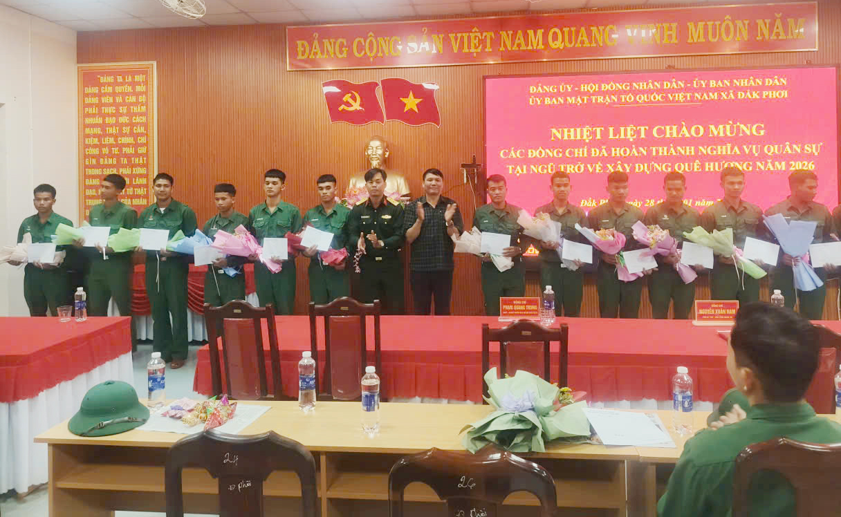 Đảng ủy, HĐND, UBND, Ủy ban MTTQ Việt Nam xã Đắk Phơi  đón quân nhân hoàn thành nghĩa vụ quân sự trở về địa phương